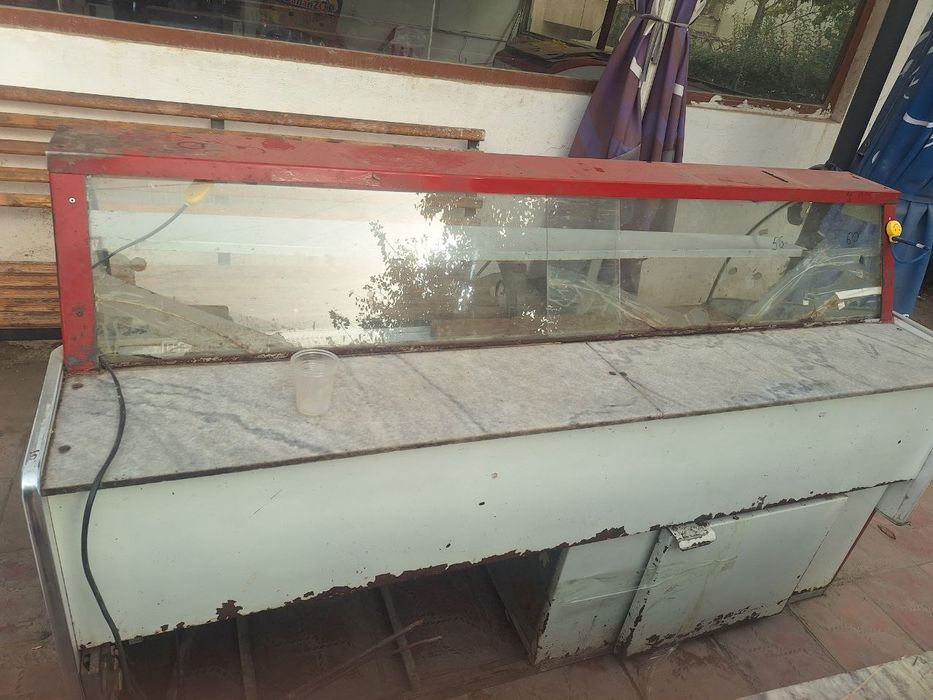 2та витрина холодильник сотилади