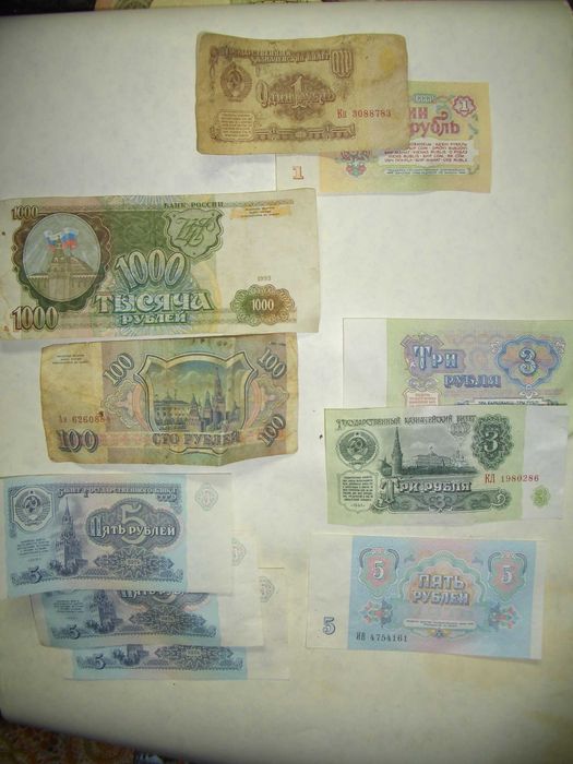 Два набора из бумажных денег и значков