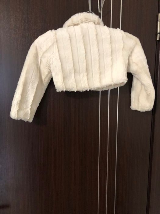 Късо палто в бял цвят