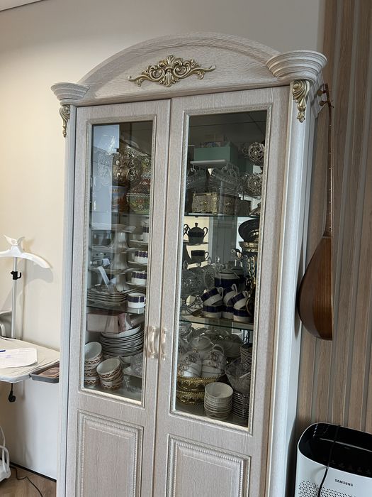 Продам сервант для посуды