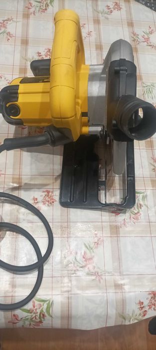 Ръчен  циркулярен трион Девалт DWE560