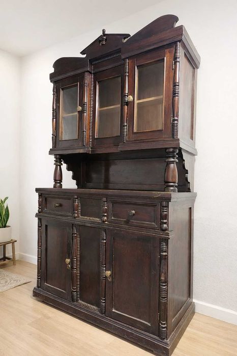 Буфет деревянный.