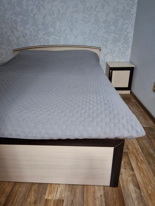 Продам кровать с двумя тумбочками.