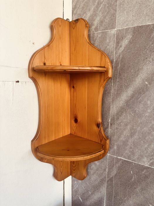 Ъглова дървена етажерка от масив – 90 см