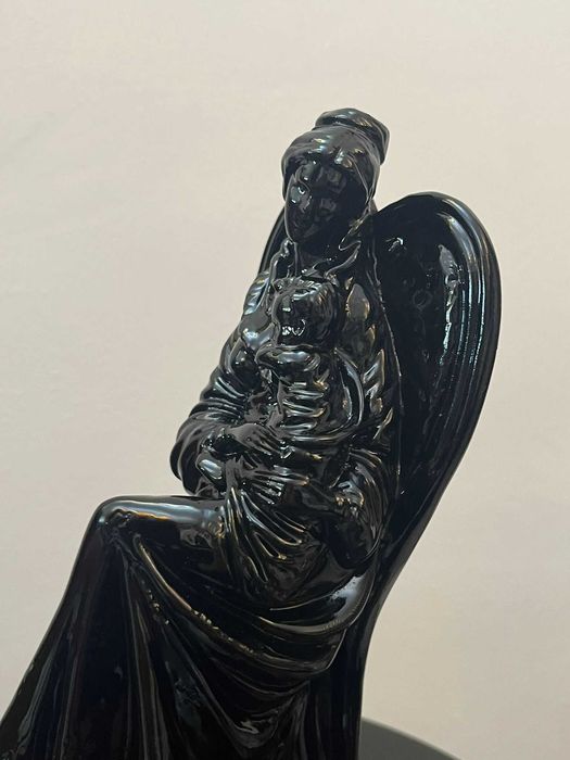 Statueta figurina metalica pe soclu bibelou bibelouri semnata ieftina