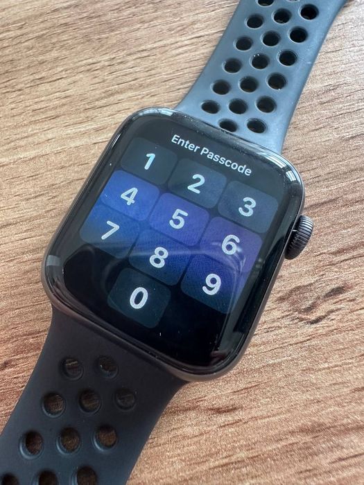 Смарт часовник APPLE WATCH SERIES 5 - 40mm