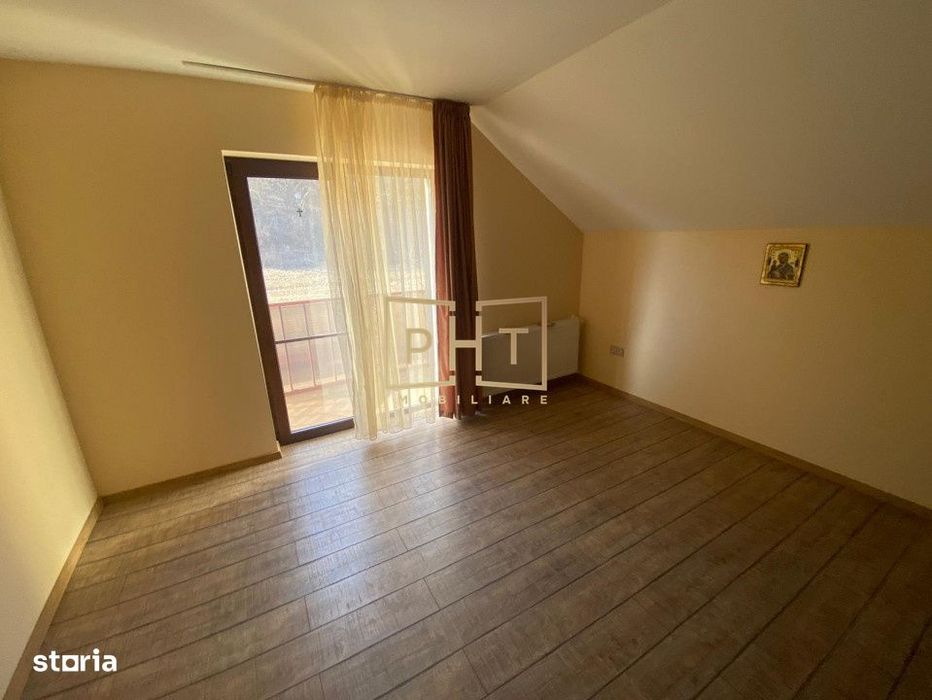 Casa cu 6 camere, 240 mp utili, 3 bai, curte 100 mp, panouri fotovolta
