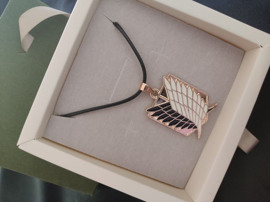 Цепочка с кулоном крылья свободы,атака Титанов