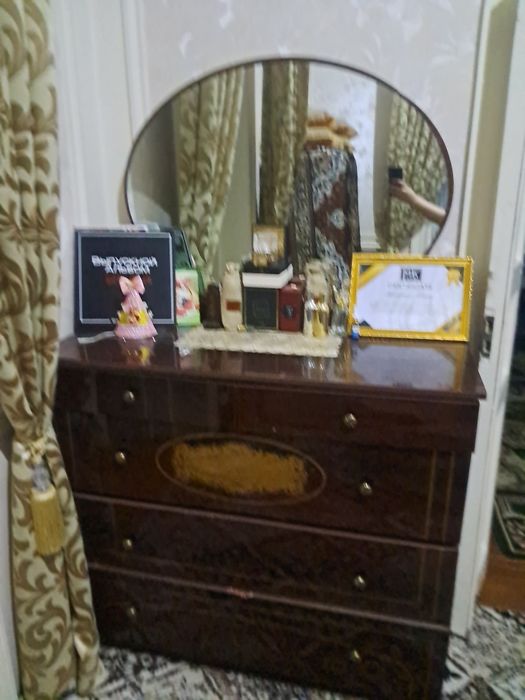 Продается комод,трюмо.с зеркалом