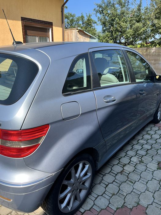 Mercedes-Benz  B180