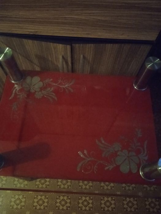 Стол из толстого тёмного стекла