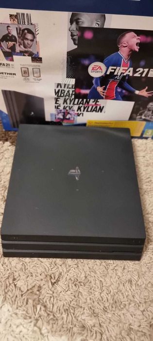 Vanzare PlayStation 4 PRO + 2 Controllere in stare impecabila de functionare.