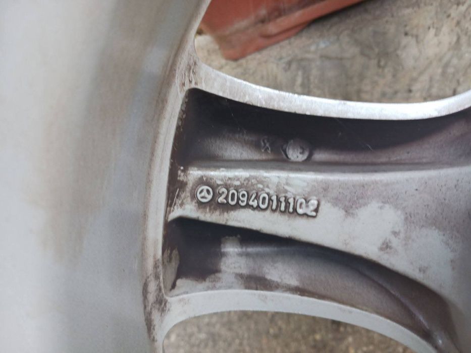 Алуминиеви джанти с гуми Мишелин.
Летни.
225/50/16".
За М-с 8j×16H2 ET