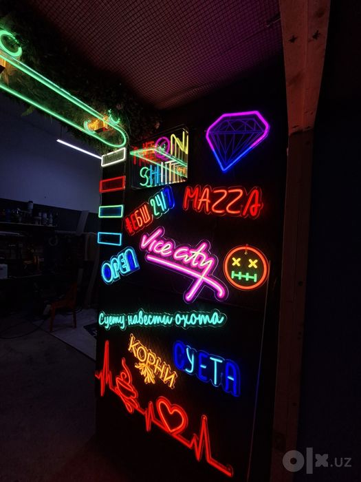 Сборка Neon-вывесок.