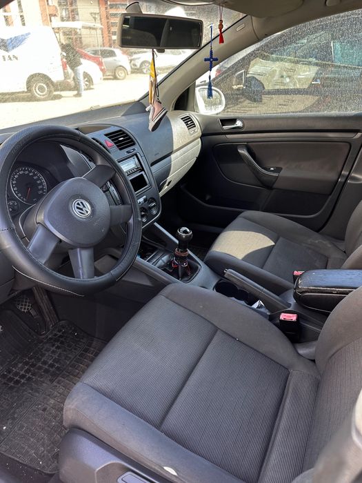 VW Golf 5 1.4 benzină – 800 € – pentru piese sau reparat