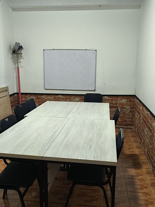 O'quv markazi yoki ofis uchun stol stullar