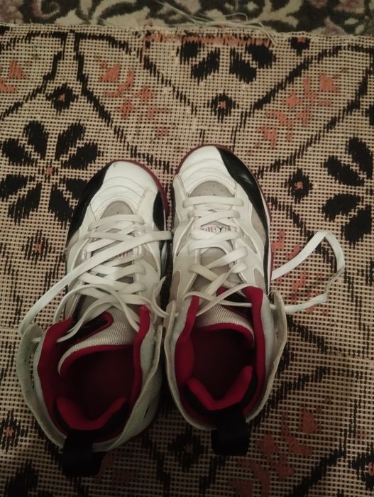 Vând adidași Jordan