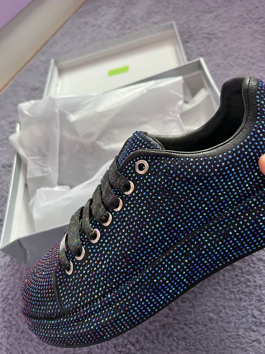 Нови обувки с камъни