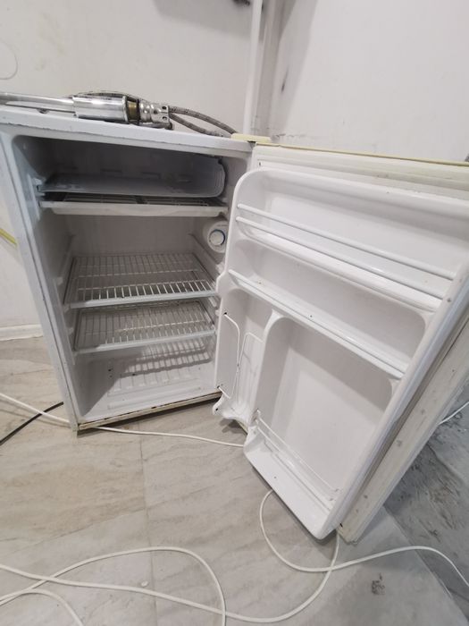 Продам холодильник б/у (сверху морозильник)