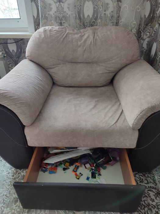 Кресло с ящиком и подушкой