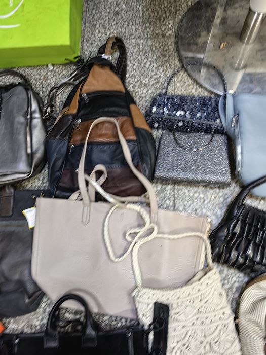 На едро дамски чанти 23 броя за 180 лв