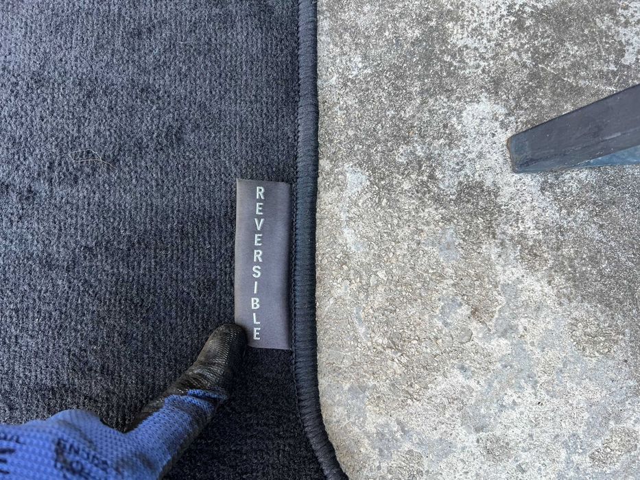 Продавам ОРИГИНАЛНА стелка/постелка за багажник за Рено/Renault!