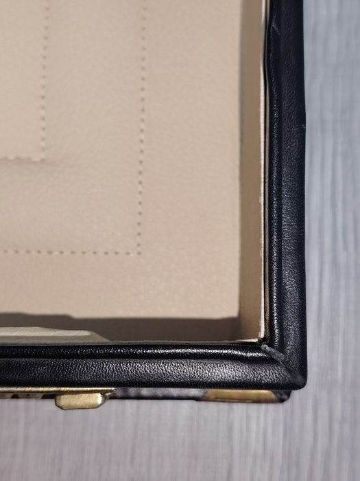 Servietă de piele neagră cu cifru