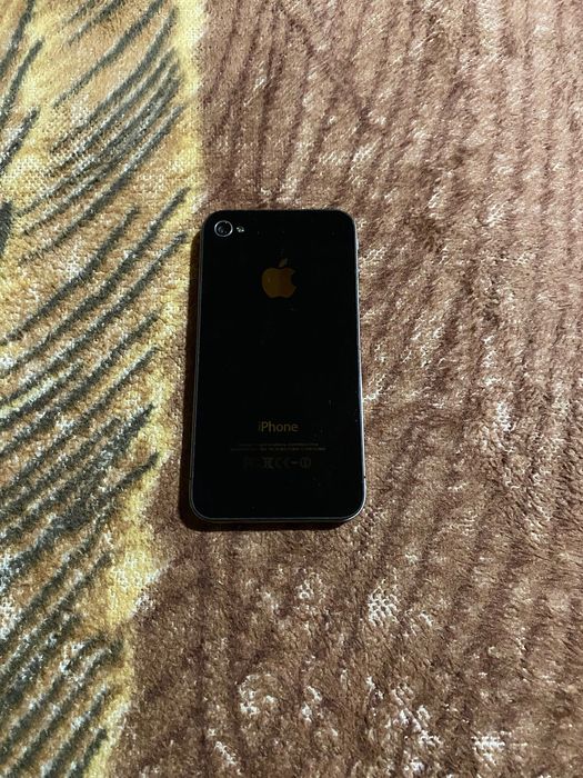Продавам iPhone 4