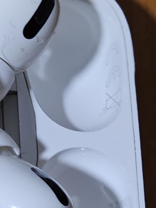 Airpods Pro 1 Apple (case nefunctional)