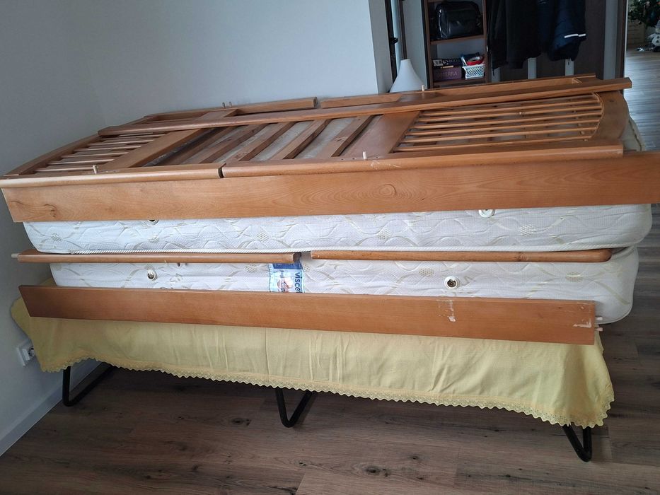 Pat din lemn supraetajat  plus doua saltele