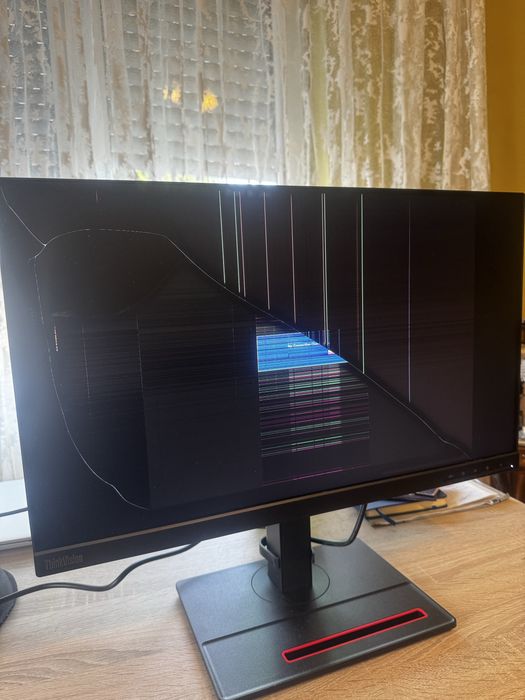 За Части!!! Чисто нов монитор Lenovo Thinkvision T24i-2L спукан екран
