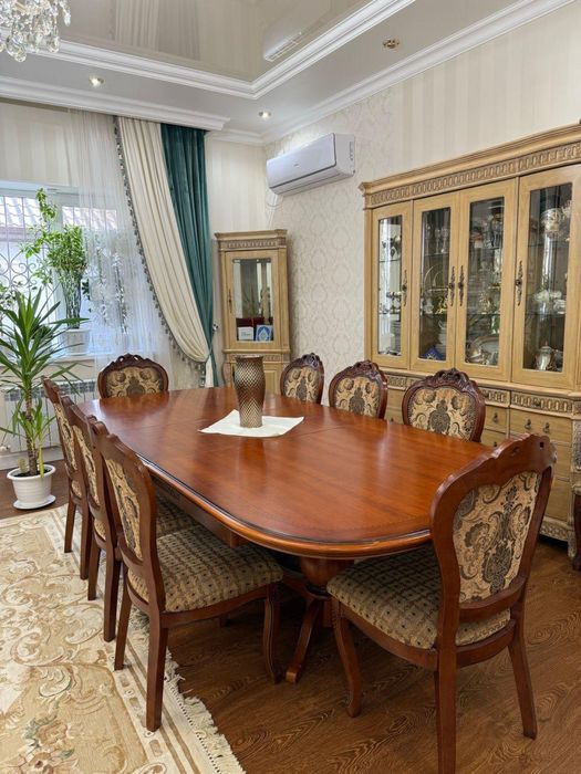 Обеденный гостевой стол