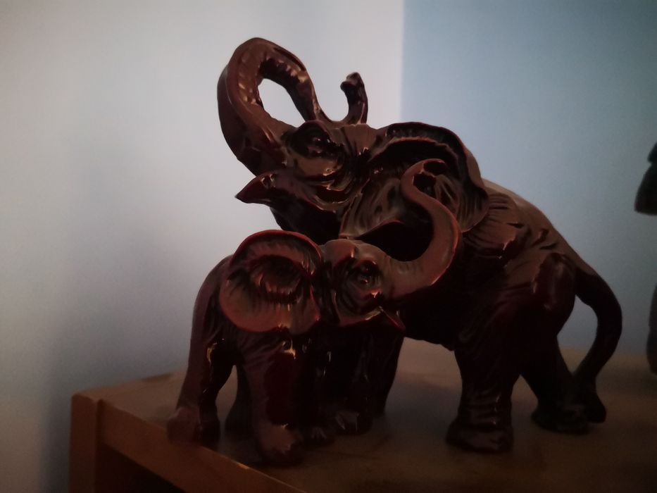 Сувениры слонов со слоненками