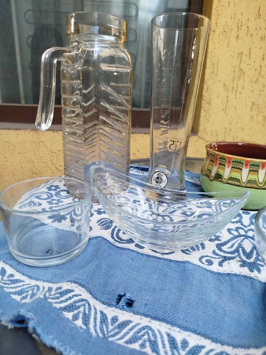 Vand vesela: farfurii, platouri, pahare, carafe, ghivece