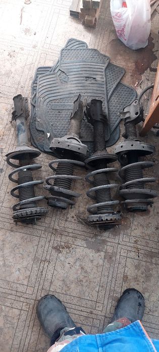 Продам амортизаторы субару б3,