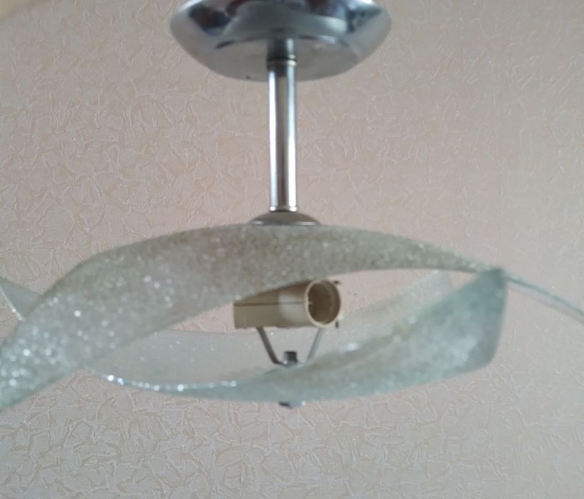 Продаю небольшую люстру.