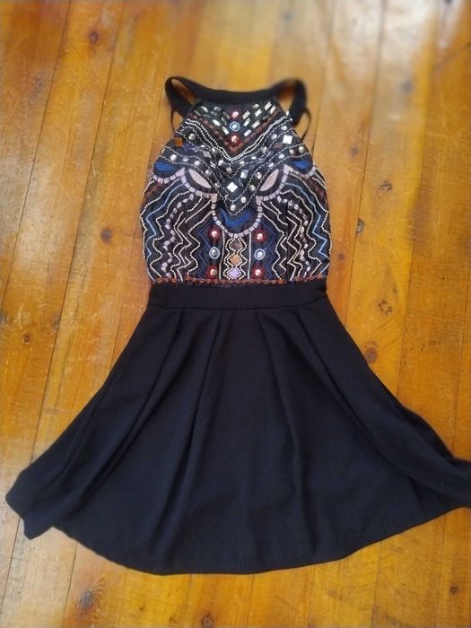 Черна рокля с камъни