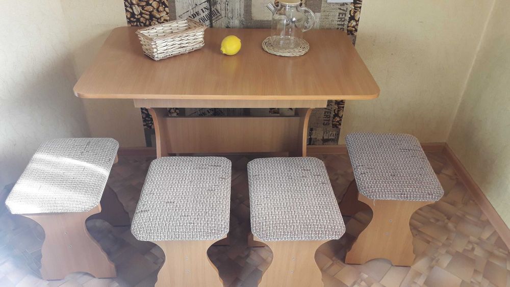 кухонный стол с табуретками