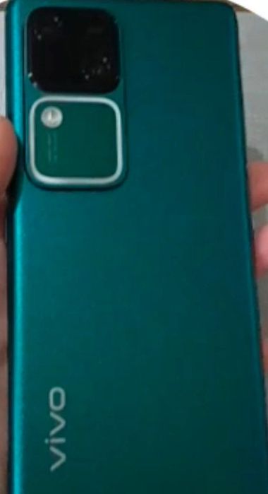 Vivo V30 kafolati bilan.Karopka dakument bor.20kun ishlatilgan.