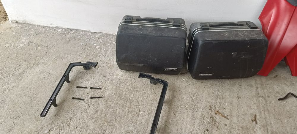 Cutii laterale moto cu suport universale.