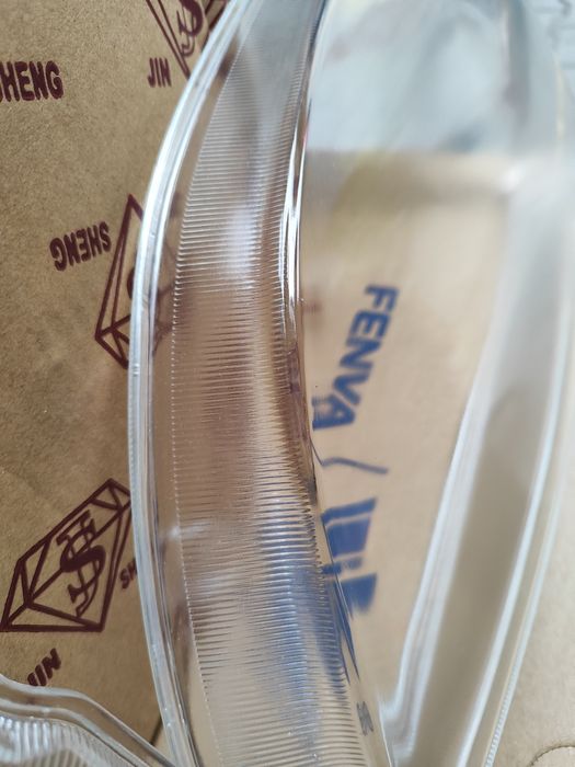 Авенсис стекло фара