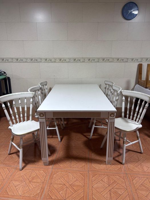 Стол и стулья. Стол