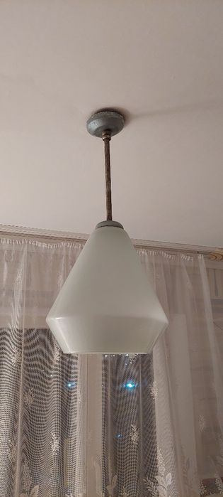 Люстру продаю белую, матовую