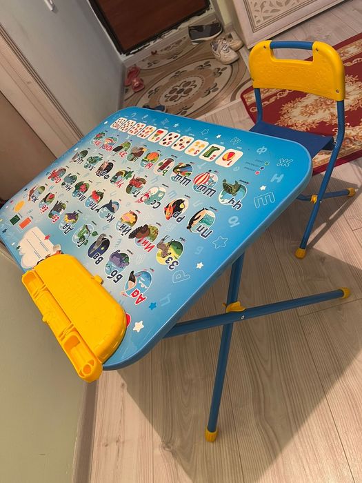 Продам детский стол и ходунок
