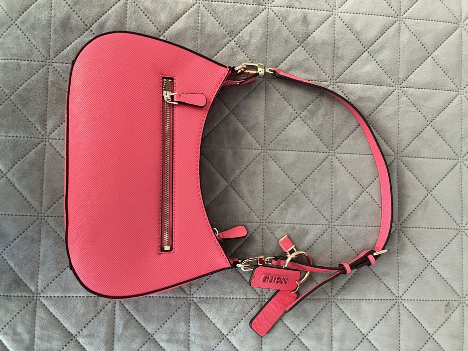 Продавам стилна дамска чанта Guess