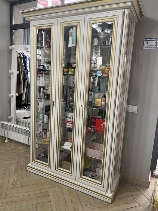 Шкаф в гостиную, с стеклянными полками и орнаментами.: 130 000 тг ...