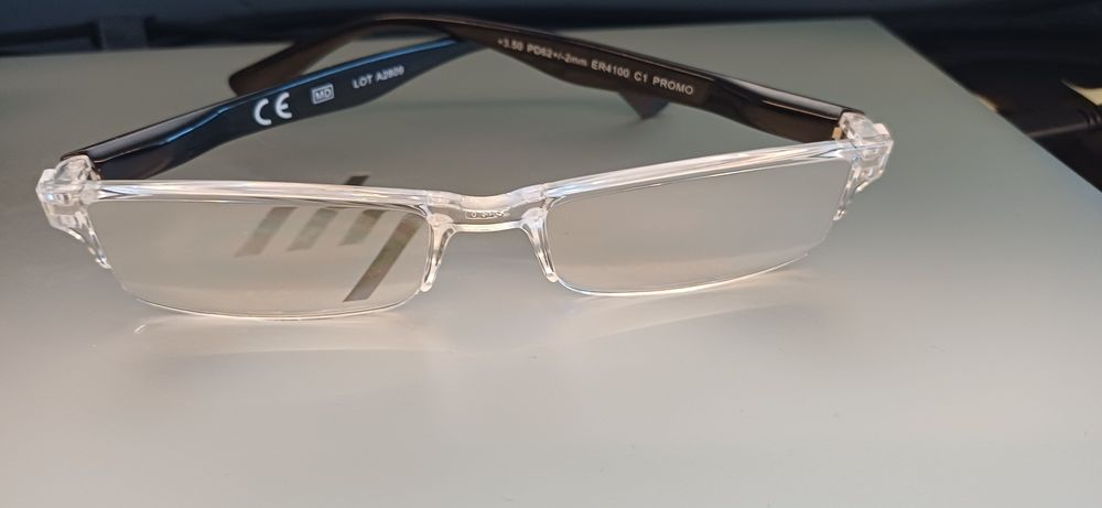 Ochelari de vedere noi.