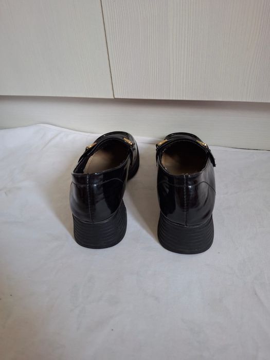 Продам туфли школьные