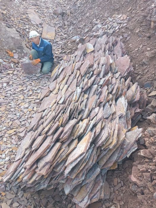 Горный рваный камень