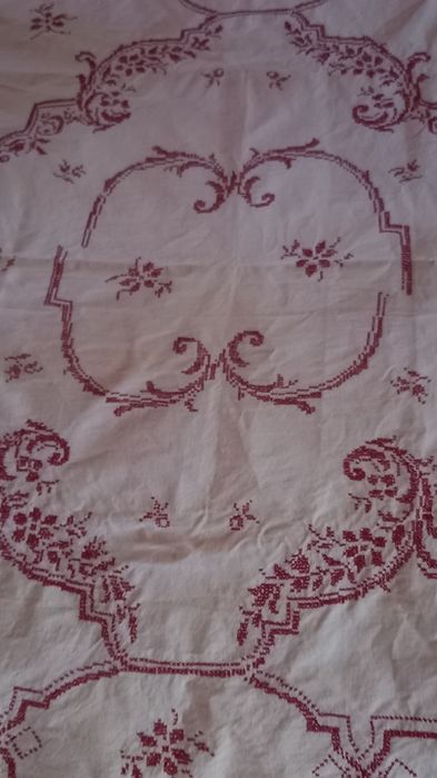 Vand 2 fete de masa mari cusute manual,superbe,modele traditionale